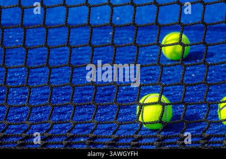 spielfeldlinien und Bälle paddeln Sport auf blauem Grund Stockfoto