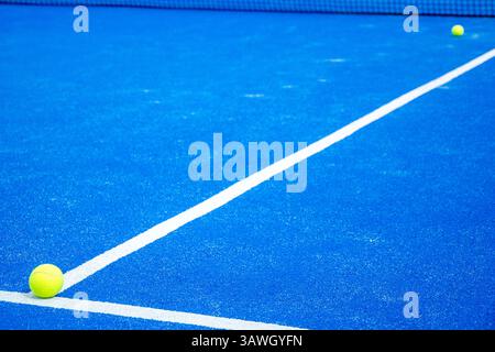 spielfeldlinien und Bälle paddeln Sport auf blauem Grund Stockfoto