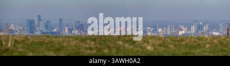 Panoramablick auf die Landschaft des Werneth Low Country Parks im Großraum Manchester mit der Skyline von Manchester City im Hintergrund. Stockfoto