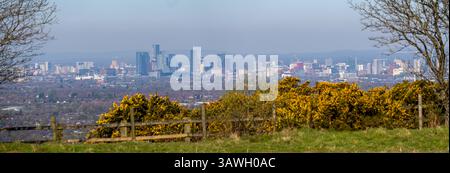 Panoramablick auf die Landschaft des Werneth Low Country Parks im Großraum Manchester mit der Skyline von Manchester City im Hintergrund. Stockfoto