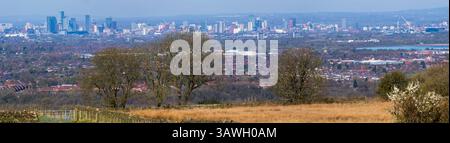 Panoramablick auf die Landschaft des Werneth Low Country Parks im Großraum Manchester mit der Skyline von Manchester City im Hintergrund. Stockfoto