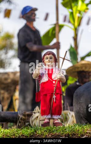 Ein stehendes Bild des Sto. Niño, die zentrale Figur der Hingabe während des Ati-Ati Festivals in Aklan, Philippinen Stockfoto