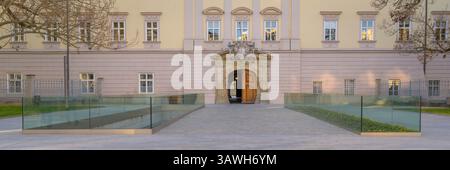 Das Linzer Landhaus bietet eine Mischung aus historischer Architektur und zeitgenössischen Glaselementen. Besucher können die komplizierte Fassade und den geräumigen Cour bewundern Stockfoto
