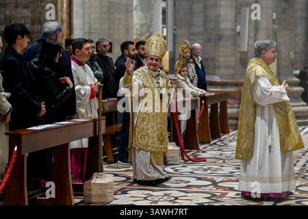 Mailand, Mailand. April 2025. Messa Pontificale di Pasqua presso il Duomo di Milano, celebrata dall' arcivescovo Mario Delpini - Milano, 20. April 2025 (Foto Claudio Furlan/Lapresse) Päpstliche Ostermesse im Mailänder Dom, gefeiert von Erzbischof Mario Delpini - Mailand, 20. April 2025 (Foto Claudio Furlan/Lapresse) Credit: LaPresse/Alamy Live News Stockfoto