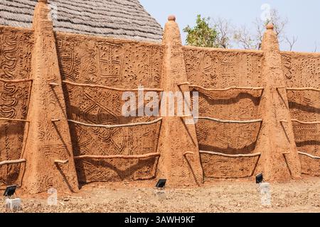 Ghana, Mole National Park. Zaina Lodge. Künstlerische Dekoration an der Außenwand. Stockfoto