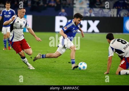 Gelsenkirchen, Deutschland, 2. Fussball Bundesliga Saison 2024 / 2025 30. Spieltag FC Schalke 04 - Hamburger SV 2-2 Uhr 19. 04. 2025 in der Veltins -Arena auf Schalke Silvan HEFTI (HSV) , Mehmet CAN AYDIN (S04) und Daniel ELFADLI (HSV) v.li.n.re.- Foto: Norbert Schmidt, Düsseldorf Stockfoto
