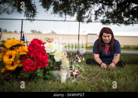 Juli 2016 - Orlando, Florida, USA - LOREN ELLIOTT | Times . Ashli Slife trauert um ihren engen Freund Cory James Connell am 12. Juli 2016 an seinem Grab auf dem Greenwood Cemetery in Orlando, Florida. Connell war eines der 49 Opfer, die in Pulse, einem schwulen Nachtclub, von einem bewaffneten Mann getötet wurden. (Foto: © Loren Elliott/Tampa Bay Times via ZUMA Wire) Stockfoto