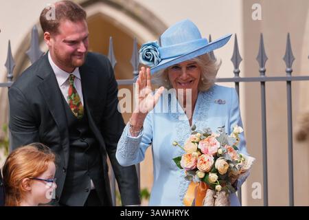 Königin Camilla winkt der Menge zu, als sie ein Pott hält, nachdem sie am Ostermattins-Gottesdienst in der St. George's Chapel in Windsor Castle, Berkshire, teilgenommen hatte. Bilddatum: Sonntag, 20. April 2025. Stockfoto