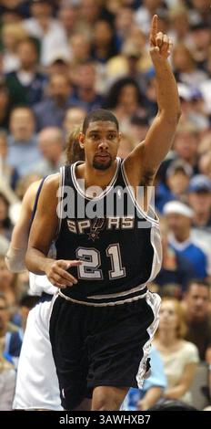 13. Mai 2006 – Dallas, TX, USA – SPORT – Tim Duncan von Spurs reagiert, nachdem er am Samstag, 13. Mai 2006 im American Airlines Center in Dallas, Tx. Im dritten Spiel des Halbfinals der Western Conference einen Treffer erzielt hat. (Foto: © San Antonio Express-News via ZUMA Wire) Stockfoto