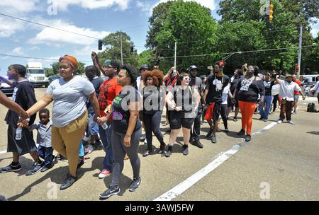 Juli 2016: Memphis, Tennessee, USA S - Eine Gruppe von Demonstranten marschiert über den Elvis Presley Boulevard während eines Black Lives Matter Protests außerhalb von Graceland am Dienstag, 12. Juni 2016 in Memphis, Tenn. (Foto: © Austin McAfee Via ZUMA Wire) Stockfoto