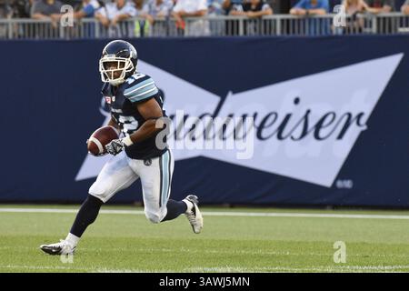 13. Juli 2016: Larry Taylor (12) gibt den Ball während des regulären CFL-Saisonspiels zwischen Toronto Argonauts und Ottawa Redblacks zurück, das am 13. Juli 2016 auf dem BMO Field in Toronto stattfand. Julian Avram/Cal Sport Media (Kreditbild: © Julian Avram/CSM via ZUMA Wire) Stockfoto
