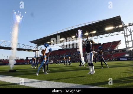 13. Juli 2016: Keon Raymond (2), Linebacker aus Toronto Argonauts, betritt das Feld, bevor das reguläre Spiel der CFL zwischen Toronto Argonauts und Ottawa Redblacks am 13. Juli 2016 auf dem BMO Field in Toronto, Kanada, stattfand. Julian Avram/Cal Sport Media (Kreditbild: © Julian Avram/CSM via ZUMA Wire) Stockfoto