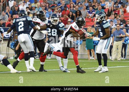 13. Juli 2016: Ottawa Redblacks Running Back NIC Grigsby (32) erzielt einen Touchdown während des CFL-Spiels zwischen Toronto Argonauts und Ottawa Redblacks, das am 13. Juli 2016 auf dem BMO Field in Toronto, Kanada stattfand. Julian Avram/Cal Sport Media (Kreditbild: © Julian Avram/CSM via ZUMA Wire) Stockfoto