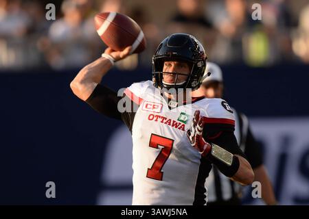 13. Juli 2016: Ottawa Redblacks Quarterback Trevor Harris (7) wirft den Ball während des regulären CFL-Saisonspiels zwischen Toronto Argonauts und Ottawa Redblacks, das am 13. Juli 2016 auf dem BMO Field in Toronto, Kanada stattfand. Julian Avram/Cal Sport Media (Kreditbild: © Julian Avram/CSM via ZUMA Wire) Stockfoto