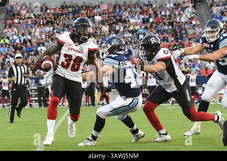 13. Juli 2016: Ottawa Redblacks Defensivverteidiger Tristan Jackson (38) kehrt den Ball während des CFL Regular Season-Spiels zwischen Toronto Argonauts und Ottawa Redblacks zurück, das am 13. Juli 2016 auf dem BMO Field in Toronto, Kanada stattfand. Julian Avram/Cal Sport Media (Kreditbild: © Julian Avram/CSM via ZUMA Wire) Stockfoto