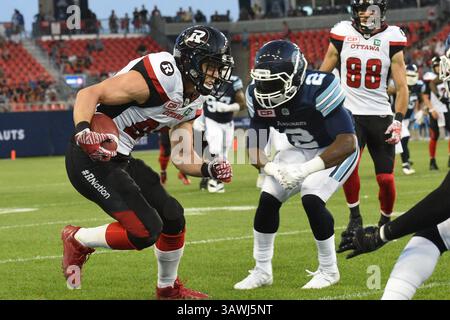 13. Juli 2016: Greg Ellingson (82) wird vom Toronto Argonauts Linebacker Keon Raymond (2) während des CFL Regular Season-Spiels zwischen Toronto Argonauts und Ottawa Redblacks am 13. Juli 2016 auf dem BMO Field in Toronto (Kanada) angegriffen. Julian Avram/Cal Sport Media (Kreditbild: © Julian Avram/CSM via ZUMA Wire) Stockfoto