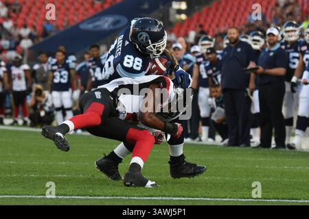 13. Juli 2016: Der Toronto Argonauts Wide Receiver Phil Bates (88) setzt einen Tackle gegen Jermaine Robinson (2) während des CFL Regular Season-Spiels zwischen Toronto Argonauts und Ottawa Redblacks, das am 13. Juli 2016 auf dem BMO Field in Toronto, Kanada stattfand. Julian Avram/Cal Sport Media (Kreditbild: © Julian Avram/CSM via ZUMA Wire) Stockfoto