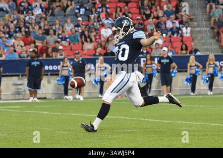 13. Juli 2016: Lirim Hajrullahu (70) tritt den Ball während des CFL-Spiels zwischen Toronto Argonauts und Ottawa Redblacks, das am 13. Juli 2016 auf dem BMO Field in Toronto, Kanada stattfand. Julian Avram/Cal Sport Media (Kreditbild: © Julian Avram/CSM via ZUMA Wire) Stockfoto
