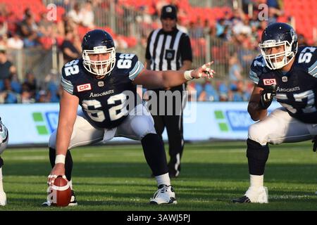13. Juli 2016: Gregory Van Roten (62) bereitet sich auf ein Spiel während des regulären CFL-Saisonspiels zwischen Toronto Argonauts und Ottawa Redblacks vor, das am 13. Juli 2016 auf dem BMO Field in Toronto stattfindet. Julian Avram/Cal Sport Media (Kreditbild: © Julian Avram/CSM via ZUMA Wire) Stockfoto