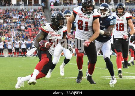 13. Juli 2016: Ottawa Redblacks Defensivverteidiger Tristan Jackson (38) kehrt den Ball während des CFL Regular Season-Spiels zwischen Toronto Argonauts und Ottawa Redblacks zurück, das am 13. Juli 2016 auf dem BMO Field in Toronto, Kanada stattfand. Julian Avram/Cal Sport Media (Kreditbild: © Julian Avram/CSM via ZUMA Wire) Stockfoto