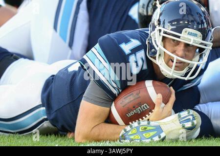 13. Juli 2016: Toronto Argonauts Quarterback Ricky Ray (15) stürzt sich während des CFL Regular Season-Spiels zwischen Toronto Argonauts und Ottawa Redblacks, das am 13. Juli 2016 auf dem BMO Field in Toronto, Kanada stattfand. Julian Avram/Cal Sport Media (Kreditbild: © Julian Avram/CSM via ZUMA Wire) Stockfoto