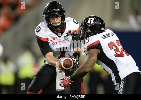 13. Juli 2016: Ottawa Redblacks Quarterback Trevor Harris (7) gibt den Ball an Ottawa Redblacks Running Back NIC Grigsby (32) während des regulären CFL-Saisonspiels zwischen Toronto Argonauts und Ottawa Redblacks, das am 13. Juli 2016 auf dem BMO Field in Toronto, Kanada stattfand. Julian Avram/Cal Sport Media (Kreditbild: © Julian Avram/CSM via ZUMA Wire) Stockfoto