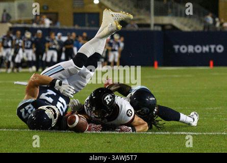 13. Juli 2016: Greg Ellingson (82) wird vom Toronto Argonauts Linebacker Cory Greenwood (27) während des CFL Regular Season-Spiels zwischen Toronto Argonauts und Ottawa Redblacks, das am 13. Juli 2016 auf dem BMO Field in Toronto, Kanada stattfand, angegriffen. Julian Avram/Cal Sport Media (Kreditbild: © Julian Avram/CSM via ZUMA Wire) Stockfoto