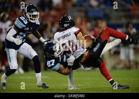 13. Juli 2016: Toronto Argonauts Linebacker Cory Greenwood (27) bekämpft Ottawa Redblacks Wide Receiver Brad Sinopoli (88) während des regulären CFL-Saisonspiels zwischen Toronto Argonauts und Ottawa Redblacks, das am 13. Juli 2016 auf dem BMO Field in Toronto (Kanada) stattfand. Julian Avram/Cal Sport Media (Kreditbild: © Julian Avram/CSM via ZUMA Wire) Stockfoto