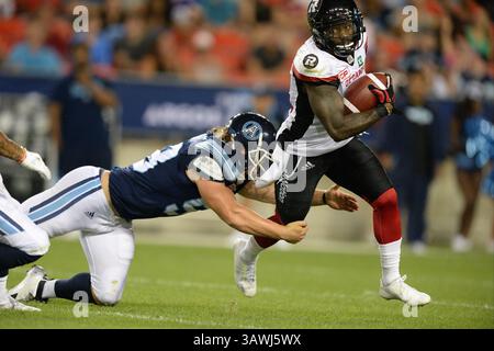 13. Juli 2016: Ottawa Redblacks Defensivback Tristan Jackson (38) entkommt einem Tackle von Toronto Argonauts Linebacker Jake Reinhart (58), was zu einem Touchdown während des CFL Regular Season Spiels zwischen Toronto Argonauts und Ottawa Redblacks führte, das am 13. Juli 2016 auf dem BMO Field in Toronto, Kanada stattfand. Julian Avram/Cal Sport Media (Kreditbild: © Julian Avram/CSM via ZUMA Wire) Stockfoto