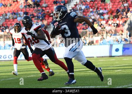 13. Juli 2016: Toronto Argonauts Running Back Brandon Whitaker (3) läuft mit dem Ball während des regulären CFL-Saisonspiels zwischen Toronto Argonauts und Ottawa Redblacks, das am 13. Juli 2016 auf dem BMO Field in Toronto, Kanada stattfand. Julian Avram/Cal Sport Media (Kreditbild: © Julian Avram/CSM via ZUMA Wire) Stockfoto