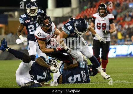 13. Juli 2016: Der Verteidiger Cameron Walker (75) von Toronto Argonauts schlägt sich während des regulären CFL-Saisonspiels zwischen Toronto Argonauts und Ottawa Redblacks, das am 13. Juli 2016 auf dem BMO Field in Toronto, Kanada stattfand, gegen Greg Ellingson (82). Julian Avram/Cal Sport Media (Kreditbild: © Julian Avram/CSM via ZUMA Wire) Stockfoto