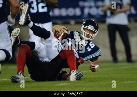 13. Juli 2016: Toronto Argonauts Quarterback Ricky Ray (15) wird von einem Spieler der Ottawa Redblacks während des CFL Regular Season Spiels zwischen Toronto Argonauts und Ottawa Redblacks am 13. Juli 2016 auf dem BMO Field in Toronto, Kanada, angegriffen. Julian Avram/Cal Sport Media (Kreditbild: © Julian Avram/CSM via ZUMA Wire) Stockfoto