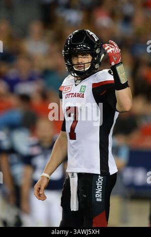 13. Juli 2016: Der Quarterback Trevor Harris (7) der Ottawa Redblacks ruft ein Spiel während des regulären CFL-Saisonspiels zwischen Toronto Argonauts und Ottawa Redblacks auf, das am 13. Juli 2016 auf dem BMO Field in Toronto, Kanada stattfand. Julian Avram/Cal Sport Media (Kreditbild: © Julian Avram/CSM via ZUMA Wire) Stockfoto