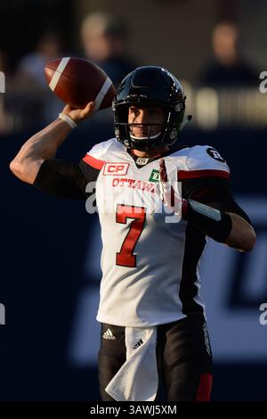 13. Juli 2016: Ottawa Redblacks Quarterback Trevor Harris (7) wirft den Ball während des regulären CFL-Saisonspiels zwischen Toronto Argonauts und Ottawa Redblacks, das am 13. Juli 2016 auf dem BMO Field in Toronto, Kanada stattfand. Julian Avram/Cal Sport Media (Kreditbild: © Julian Avram/CSM via ZUMA Wire) Stockfoto