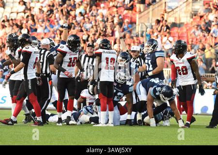 13. Juli 2016: Toronto Argonauts Quarterback Cody Fajardo (17) erzielt einen 1-Yard-Touchdown während des CFL-Spiels zwischen Toronto Argonauts und Ottawa Redblacks, das am 13. Juli 2016 auf dem BMO Field in Toronto, Kanada stattfand. Julian Avram/Cal Sport Media (Kreditbild: © Julian Avram/CSM via ZUMA Wire) Stockfoto