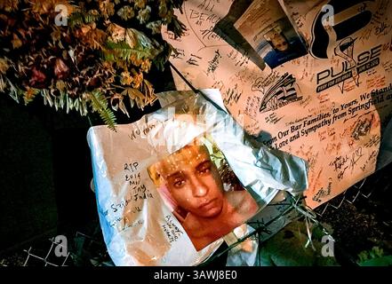 Juli 2016 - Orlando, Florida, USA - CHERIE DIEZ | Times. Memorial vor dem Pulse Nachtclub in Orlando, Dienstag, 12. Juni 2016. (Bild: © Cherie Diez/Tampa Bay Times via ZUMA Wire) Stockfoto