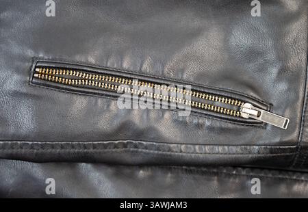 Nahaufnahme einer schwarzen Lederjacke mit Reißverschluss Stockfoto