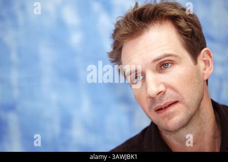 12. September 2002 – Hollywood, Kalifornien, USA – RALPH FIENNES nimmt an einem Pressefotobesuch für „Red Dragon“ in Hollywood Teil. (Bild: © Armando Gallo/ZUMA Studio) Stockfoto