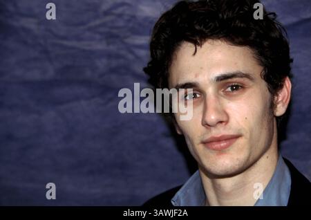 April 2002 – Hollywood, Kalifornien, USA – JAMES FRANCO wirbt für „Deuces Wild“. James Edward Franco (* 19. April 1978) ist ein US-amerikanischer Schauspieler und Filmemacher. Seine erste Hauptrolle war Daniel Desario in der kurzlebigen Fernsehserie Freaks and Geeks. Später spielte er die Titelfigur in dem TV-Biographiefilm James Dean (2001), für den er einen Golden Globe Award gewann. Für seine Rolle in 127 Hours (2010) wurde Franco für den Academy Award als bester Schauspieler nominiert. Er ist auch bekannt für seine Rollen in Spider-man, Pineapple Express (2008), Rise of the Plane Stockfoto