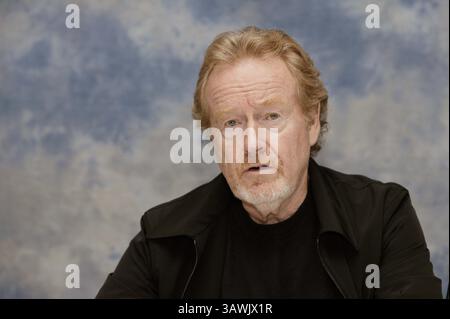 9. September 2006: RIDLEY SCOTT wirbt auf dem Toronto Film Festival für Ein gutes Jahr. Sir Ridley Scott (* November 30 1937) ist ein englischer Filmregisseur und Produzent. Nach seinem kommerziellen Durchbruch mit dem Science-Fiction-Horrorfilm Alien (1979) sind seine bekanntesten Werke der neo-noir-dystopische Science-Fiction-Film Blade Runner (1982), das Krimi Thelma & Louise (1991), das historische Drama und der beste Picture-Oscar-Gewinner Gladiator (2000), der Kriegsfilm Black Hawk Down (2001), der Kriminalthriller Hannibal (2001), der biographische Film American Gangster (2007) und Science-Fiction-Film Prometheus (2012) Stockfoto