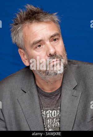 3. November 2011: Hollywood, Kalifornien, USA: LUC BESSON des Films „die Dame“ in Hollywood. Luc Besson (* 18. März 1959) ist ein französischer Filmregisseur, Drehbuchautor und Produzent. Er führte Regie und produzierte die Filme Subway (1985), The Big Blue (1988) und Nikita (1990). Besson ist bekannt für seinen unverwechselbaren Filmstil und wird mit der Bewegung, die Filmkritiker Cinema du Look nennen, in Verbindung gebracht. Für seine Filme Leon: Der Profi und der Messenger: Die Geschichte von Joan of Arc wurde er für den Cesar Award für den besten Regisseur und den besten Film nominiert. Er gewann den Titel Best Director und Best French Direct Stockfoto