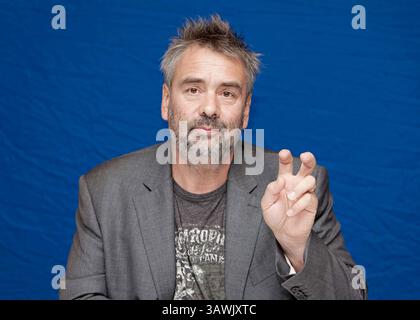3. November 2011: Hollywood, Kalifornien, USA: LUC BESSON des Films „die Dame“ in Hollywood. Luc Besson (* 18. März 1959) ist ein französischer Filmregisseur, Drehbuchautor und Produzent. Er führte Regie und produzierte die Filme Subway (1985), The Big Blue (1988) und Nikita (1990). Besson ist bekannt für seinen unverwechselbaren Filmstil und wird mit der Bewegung, die Filmkritiker Cinema du Look nennen, in Verbindung gebracht. Für seine Filme Leon: Der Profi und der Messenger: Die Geschichte von Joan of Arc wurde er für den Cesar Award für den besten Regisseur und den besten Film nominiert. Er gewann den Titel Best Director und Best French Direct Stockfoto