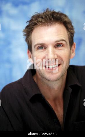 12. September 2002 – New York, New York, USA – RALPH FIENNES nimmt an einem Pressefotobesuch für Red Dragon in New York Teil. (Bild: © Armando Gallo/ZUMA Studio) Stockfoto