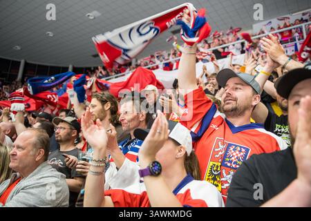 Budweis, Tschechische Republik. April 2025. Tschechische Fans während der Eishockey IIHF Frauen-Weltmeisterschaft, dem Bronzemedaillenspiel Finnland gegen Tschechien, Ceske Budejovice, Tschechische Republik, 20. April 2025. Quelle: Petr Skrivanek/CTK Photo/Alamy Live News Stockfoto