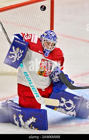 Budweis, Tschechische Republik. April 2025. Torhüterin Klara Peslarova aus Tschechien im Einsatz während der Eishockey-IIHF-Frauen-Weltmeisterschaft, dem Bronzemedaillenspiel Finnland gegen Tschechien, Ceske Budejovice, Tschechien, 20. April 2025. Quelle: Vaclav Pancer/CTK Photo/Alamy Live News Stockfoto