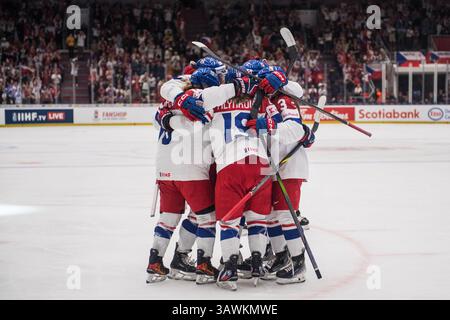 Budweis, Tschechische Republik. April 2025. Tschechische Spieler feiern das zweite Tor ihrer Mannschaft während der Eishockey IIHF Frauen-Weltmeisterschaft, dem Bronzemedaillenspiel Finnland gegen Tschechien, Ceske Budejovice, Tschechien, 20. April 2025. Quelle: Petr Skrivanek/CTK Photo/Alamy Live News Stockfoto
