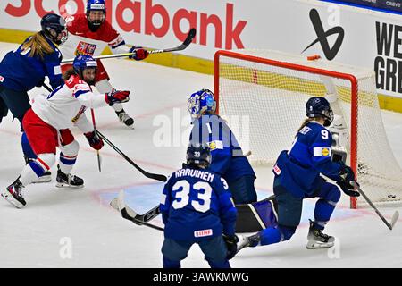 Budweis, Tschechische Republik. April 2025. Natalie Mlynkova aus Tschechien, 2. Links, während der Eishockey IIHF Frauen-Weltmeisterschaft, dem Bronzemedaillenspiel Finnland gegen Tschechien, Ceske Budejovice, Tschechische Republik, 20. April 2025. Quelle: Vaclav Pancer/CTK Photo/Alamy Live News Stockfoto
