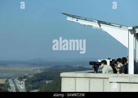 Die Leute beobachten Nordkorea auf der Seite des Flusses von DMZ in Südkorea Stockfoto