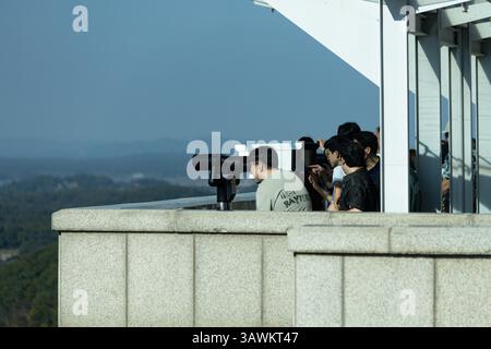 Die Leute beobachten Nordkorea auf der Seite des Flusses von DMZ in Südkorea Stockfoto