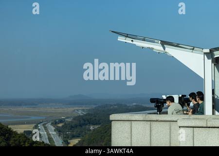 Die Leute beobachten Nordkorea auf der Seite des Flusses von DMZ in Südkorea Stockfoto